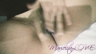 Marielita se corre y hace sonar su coñito mojado. Latina se masturba duro