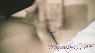 Marielita se corre y hace sonar su coñito mojado. Latina se masturba duro