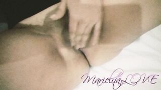 Marielita se corre y hace sonar su coñito mojado. Latina se masturba duro