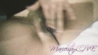 Marielita se corre y hace sonar su coñito mojado. Latina se masturba duro