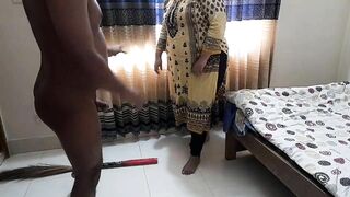 25 year old Aunty ko Jabardasti Chudai - Indian Hot Aunty fucks Neighbor while sweeping the house