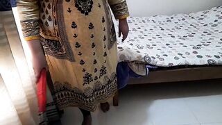25 year old Aunty ko Jabardasti Chudai - Indian Hot Aunty fucks Neighbor while sweeping the house