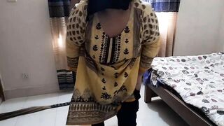 25 year old Aunty ko Jabardasti Chudai - Indian Hot Aunty fucks Neighbor while sweeping the house