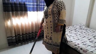 25 year old Aunty ko Jabardasti Chudai - Indian Hot Aunty fucks Neighbor while sweeping the house