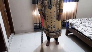 25 year old Aunty ko Jabardasti Chudai - Indian Hot Aunty fucks Neighbor while sweeping the house