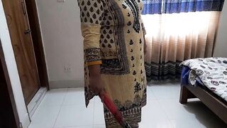 25 year old Aunty ko Jabardasti Chudai - Indian Hot Aunty fucks Neighbor while sweeping the house