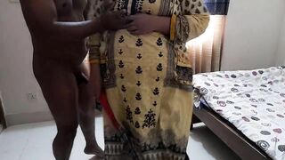 25 year old Aunty ko Jabardasti Chudai - Indian Hot Aunty fucks Neighbor while sweeping the house