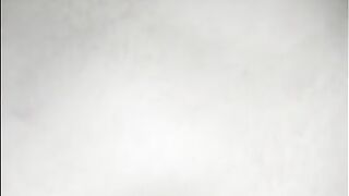 Branquinha sentando na piroca ao som de funk