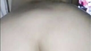 Branquinha sentando na piroca ao som de funk