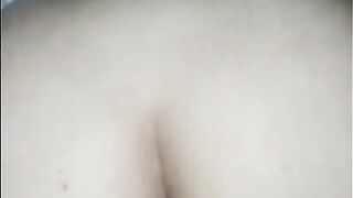 Branquinha sentando na piroca ao som de funk