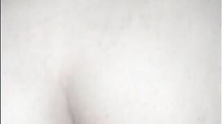 Branquinha sentando na piroca ao som de funk