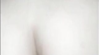 Branquinha sentando na piroca ao som de funk