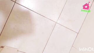 The milf neighbor in the hospital cums for a client who asks her to squirt