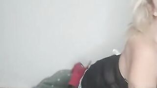 La vecina milf es tu sirvienta favorita