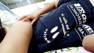 latina recien salida de ducharse se dispone a preparar su vagina para follar