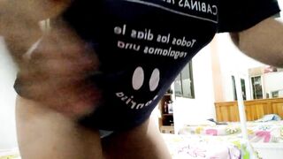 latina recien salida de ducharse se dispone a preparar su vagina para follar