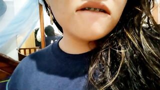 latina recien salida de ducharse se dispone a preparar su vagina para follar