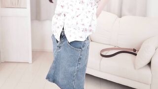 女子大生まな ミニスカートの婦人警官のコスプレに着替える 127