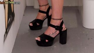 CFNM babes sucking gloryhole dicks