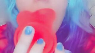 Sucking my dildo ????