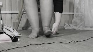 Mature BBW MILF is dressing up in nylon pantyhose and heels.