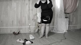 Mature BBW MILF is dressing up in nylon pantyhose and heels.