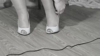 Mature BBW MILF is dressing up in nylon pantyhose and heels.