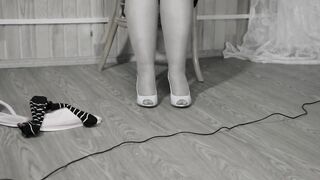 Mature BBW MILF is dressing up in nylon pantyhose and heels.