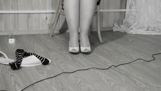 Mature BBW MILF is dressing up in nylon pantyhose and heels.