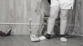 Mature BBW MILF is dressing up in nylon pantyhose and heels.