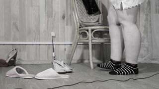 Mature BBW MILF is dressing up in nylon pantyhose and heels.