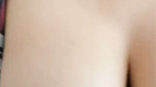 I caught neighbour girl when she fingering on the bed