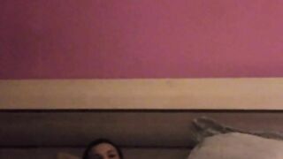 Una gordita joven chupa una gran polla