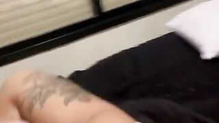 esta embarazada se siente tan caliente que se corre muy duro con su vibrador