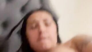 esta embarazada se siente tan caliente que se corre muy duro con su vibrador