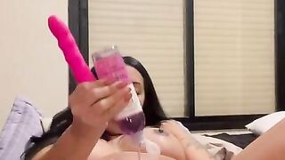 esta embarazada se siente tan caliente que se corre muy duro con su vibrador