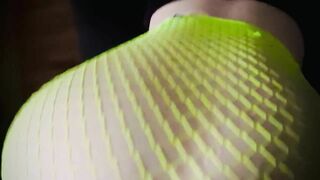 PALE PAWG THROWING IT BACK