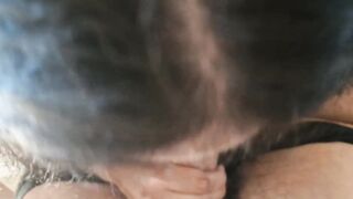 Padrastro esta mojado así que su hijastra lo seca con cariño