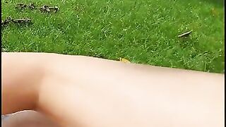 Al parco affollato faccio vibrare Siria in tanga con il gioco con telecomando (dialoghi in italiano)