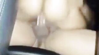 Le di creampie anal en el auto a ese enorme culo