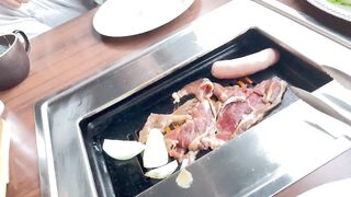 Would you like to warm up in winter while eating delicious food together?