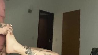 Mi vecina está cachonda, le gusta que le chupe todo, se viene a chorros