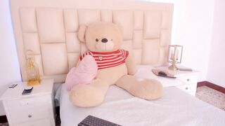 Pelirroja de look alternativo se ve muy sexy en jeans