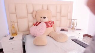 Pelirroja de look alternativo se ve muy sexy en jeans