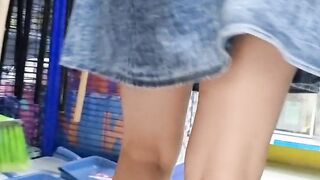 Teen shows butplug in public store