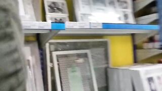 Teen shows butplug in public store