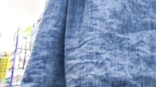 Teen shows butplug in public store