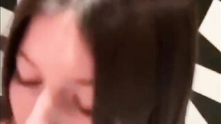 Me paga para que se la chupe en el telo.