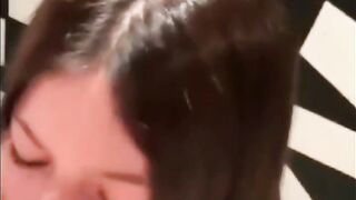 Me paga para que se la chupe en el telo.