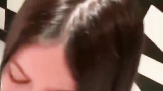 Me paga para que se la chupe en el telo.